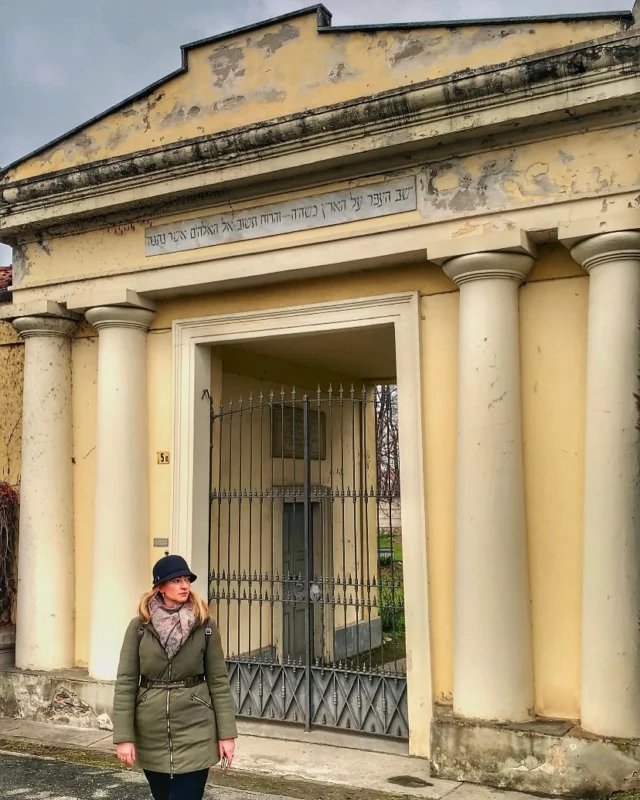 🙏🏻 Da tempo desideravo andare al cimitero ebraico di Saluzzo. Non so quante volte ci sono passata davanti, pensando: “Prima o poi lo visiterò”.
 
🕎 Quel momento è arrivato. Oggi, in occasione della Giornata della Memoria, istituita per commemorare le vittime dell’Olocausto, questo luogo assume un significato ancora più vivo, forte, profondo e toccante.
 
🕯️ Prima ancora di entrare, vicino all’ingresso, si trova una lapide che commemora i 29 ebrei deportati da Saluzzo ad Auschwitz, uccisi in quel campo di concentramento. All’interno del cimitero, questi nomi compaiono anche su targhette individuali.
 
👣 Un passo, un nome. Un altro passo, un altro nome. Così fino alla fine del viale, su entrambi i lati, per poi tornare indietro, svoltare a sinistra e poi a destra, dove si ripete lo stesso rito, in silenzio.
 
🕯️ Nomi di sconosciuti, di persone comuni, ormai lontane, che hanno vissuto sulla loro pelle, nel loro cuore e nella loro mente l’orrore della disumanità, del male assoluto. 
 
😔 Pensando a loro, faticavo a immaginare tutto quello che devono aver subito. Cercavo di dar loro un volto, finché non mi sono ritrovata davanti a una tomba con una porta. L’avevo già notata appena entrata e mi sono chiesta:
 
🚪 “Che cos’è la Memoria, se non una porta da tenere sempre aperta? Una soglia dove incontrarsi: da una parte i vivi, che hanno il dovere di ricordare e testimoniare chi ormai si trova dall’altra parte?”
 
🫂 A me, a te, a noi il compito di tenere sempre aperta la porta della Memoria!